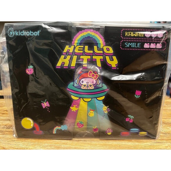 Kidrobot 2023 CON EXCLUSIVE Hello Kitty UFO Vinyl Figure White & Gold LE/400 New - Picture 12 of 12